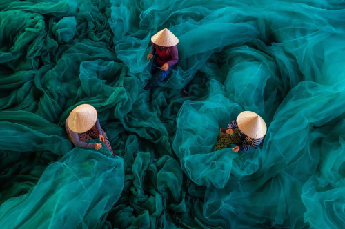 nubbsgalore:vietnamese women mending fishing nets (x, x, x) (#)