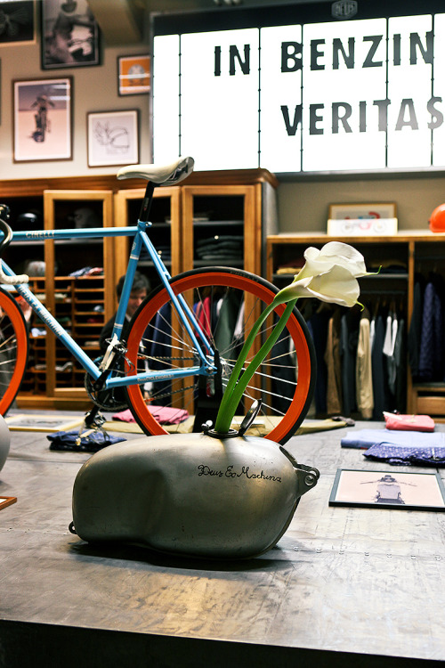 equalpartsamazing: Deus Italy - Moto Vase