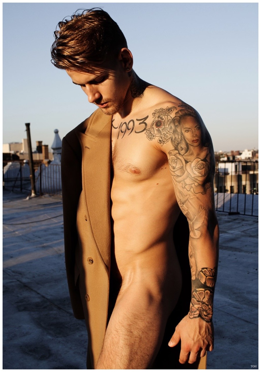 straight4gay:  Delivering the hottest men on tumblr, only posting images that get