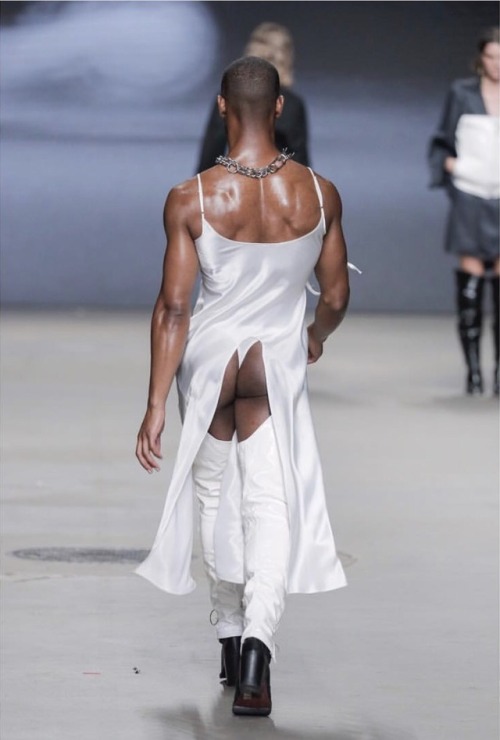 blackmodel:ithotyouknew2:thother:@jeanpaulpaula2This is it this is fashioni think its couture