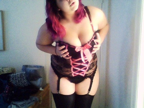 hellosquidletisback: Black lace and pink corset + Black thong