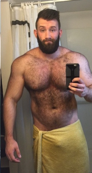 hairymenpix:  Hookup with a hot guy tonight: http://bit.ly/1Ovlwb6  Qué bello este osito