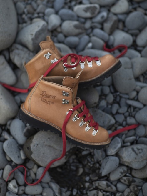 Made for rugged terrain. Built in Danner’s Portland factory, the Women’s Mountain Light Cascade Boot