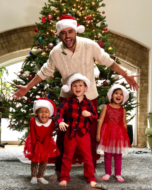 lgbtlovecomesfirst:6 adorable pics of LGBTI parents celebrating the holidays with their kids‘With th