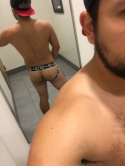 sammymyselfandi:  sammymyselfandi:  Luckily no one walked in on me.  Shout out to the guy from the Northeast US that’s using my pictures on scruff. I’m flattered. Let me know if you need more.   