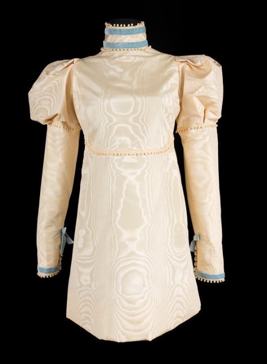 tomfordvelvetorchid-deactivated:Sharon Tates wedding dress