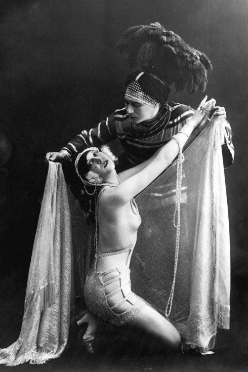 24 Vintage Pictures Of Paris Life In The 1920s: Harry Pilcer and Gaby Deslys perform an exotic dance