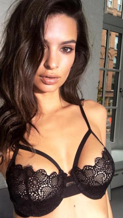 sexyandfamous:Emily Ratajkowski hot beauty