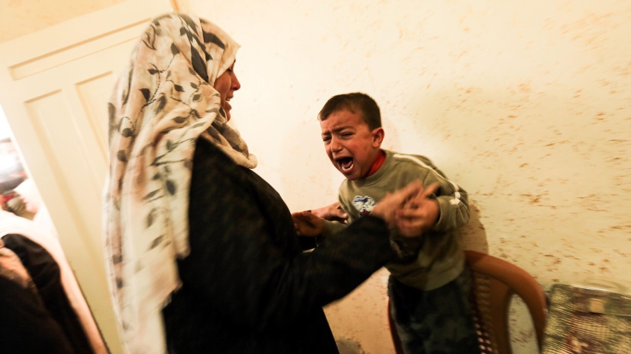 DUELO. Los familiares de Mohammed Mohaisen, que murió en enfrentamientos con soldados israelíes al este de la ciudad de Gaza, lloran durante su funeral en la ciudad de Gaza. En una nueva protesta contra el reconocimiento por parte de Estados Unidos...