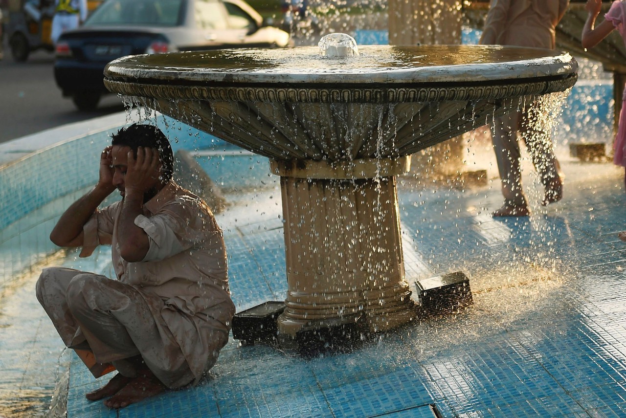 OLA DE CALOR. Pakistán está actualmente sufriendo una severa ola de calor, las temperaturas subieron a 53 grados centígrados en la zona de Turbat de Baluchistán , rompiendo el record de la temperatura más alta registrada durante el verano en ese...