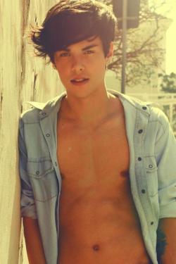 sean-clancy:  Vini Uehara 