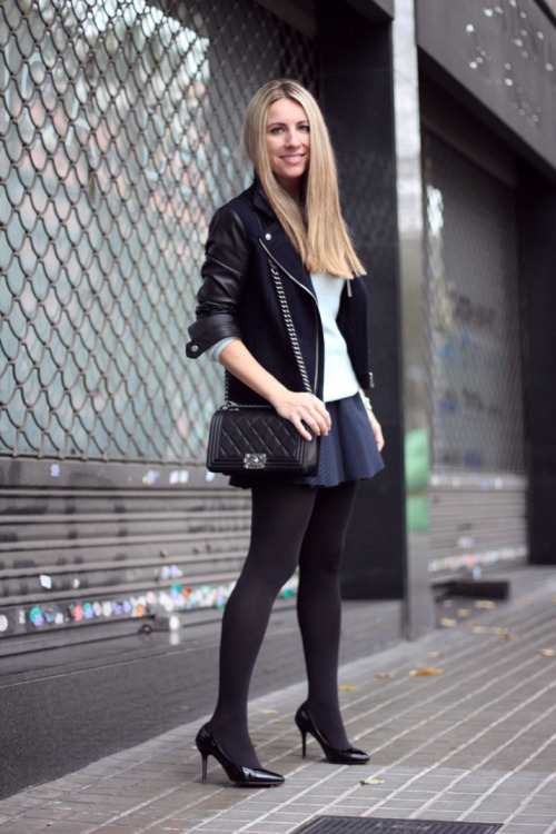 (via Boy Chanel bag with black and blue outfit - Fashion blog Mes Voyages à Paris by Mónica Sors)