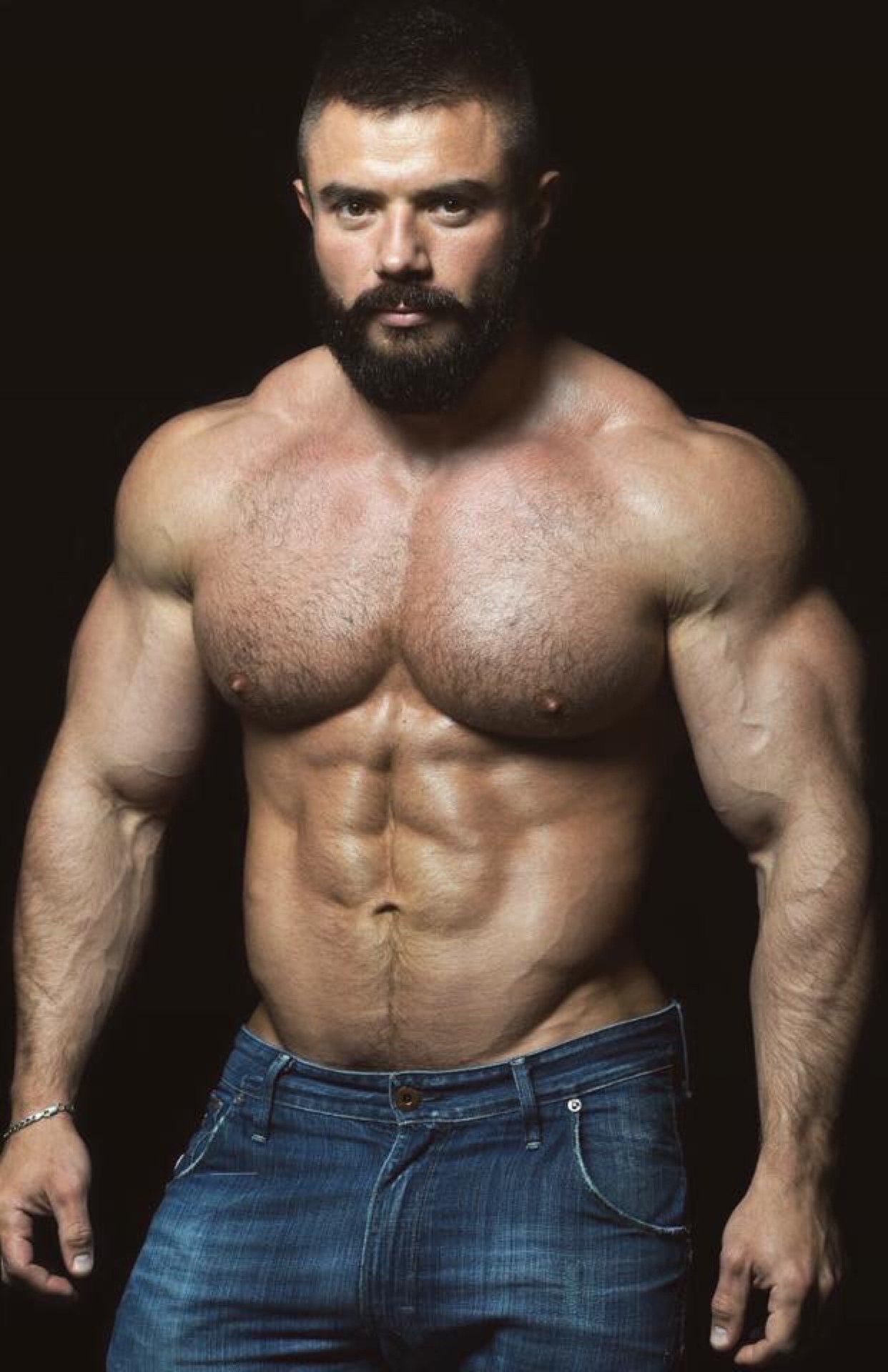 pecsaretodiefor:  Leo Bartenev, how hot is he! He is getting hotter and hotter and
