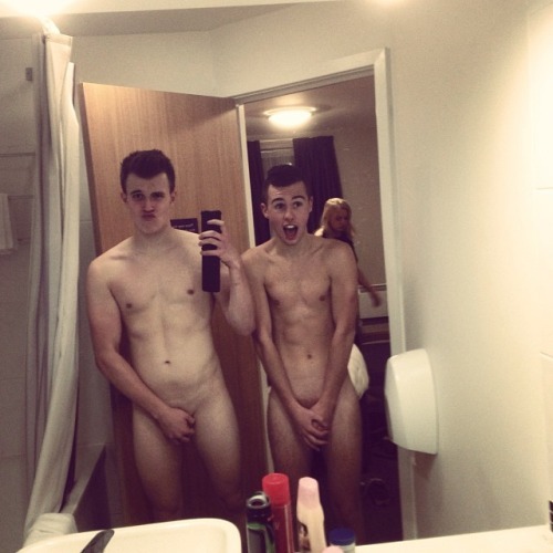 Sex naked-straight-men:  Bathroom selfie. pictures