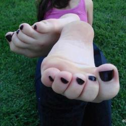 Girlfeetlove101:  Feetboner:  Girlfeetscent:  Cute Girl Feet Series  Celebrate Girls