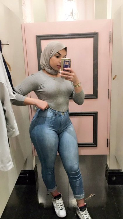 Porn Pics pornhubz:Curvy Hijab Selfie