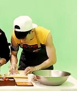 youngster-chen:  welcome to the gun show…[x]  was that sleeveless shirt and armband