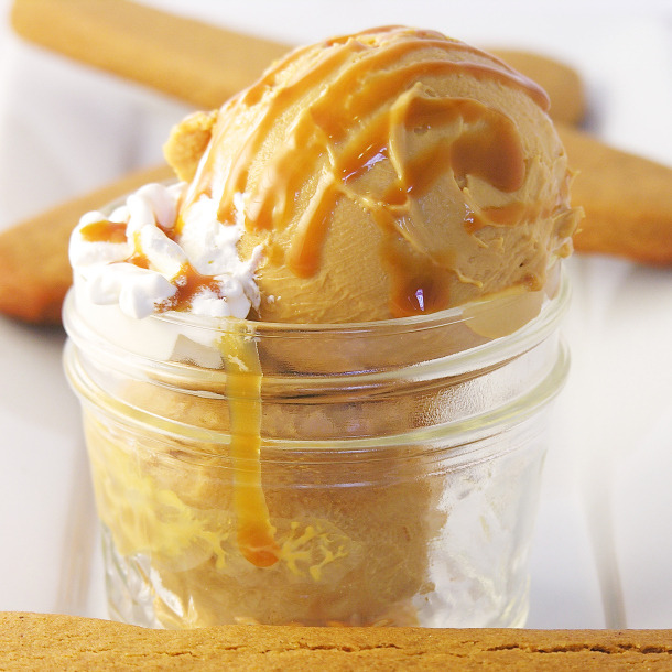 foodffs:  Caramel Gelato with Gingerbread Spoons  Really nice recipes. Every hour.