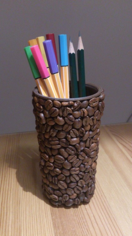 Made for a friend: a coffee bean pencil holder :)[photo by cookie-and-the-cat]