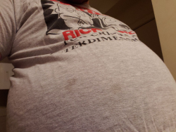 biggerfatterbelly:  Usually I’m shirtless when stuffing myself.  But whenever I’m not, I make sure that the shirt I’m wearing is tight and also one that I don’t care about (because it WILL be stained with whatever I’m eating)  It’s a turn