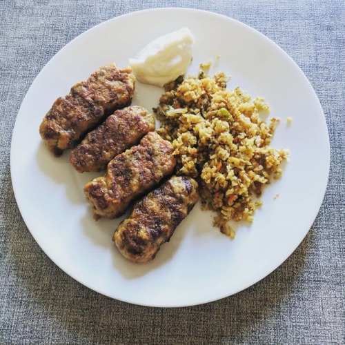 Grilled chicken kafta, cauliflower rice, garlic sauce. #keto #ketofood #ketodinner #ketosis #ketoaf 