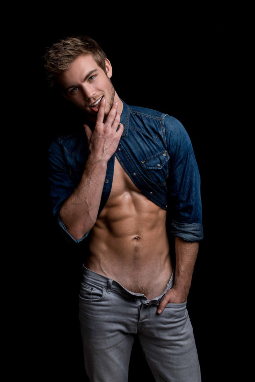 hotfamous-men:   Dustin McNeer 