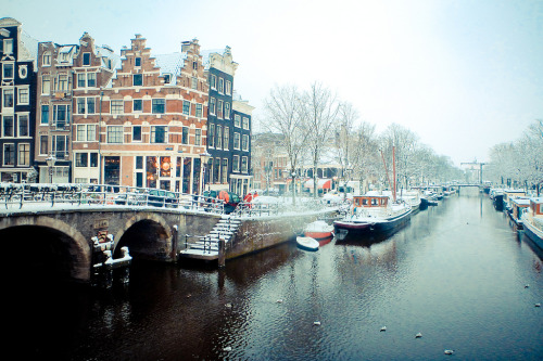 thisisnowandforever:  travelthisworld:  Snowy Amsterdam Amsterdam, The Netherlands | by Jannes Glas  Prachtig:)  Pretty