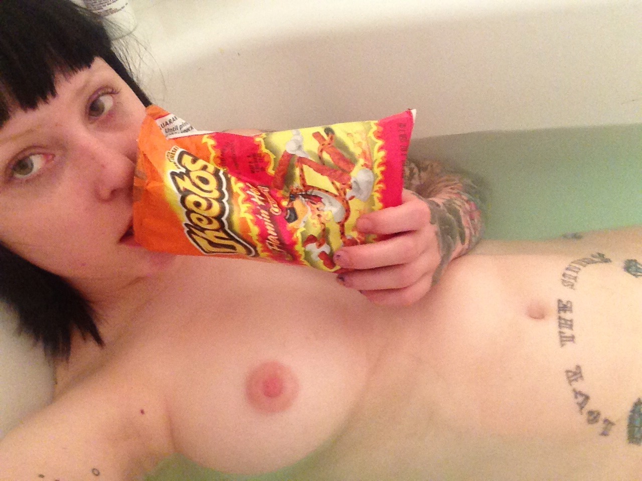 kimberlycares:  Life of an alien super queen  queen with cheetos!! i want!!