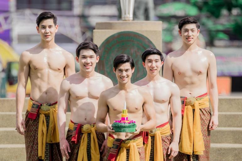 teeyakdon:  Do you know ‘Loy Krathong’ festival in Thailand? It’s a festival