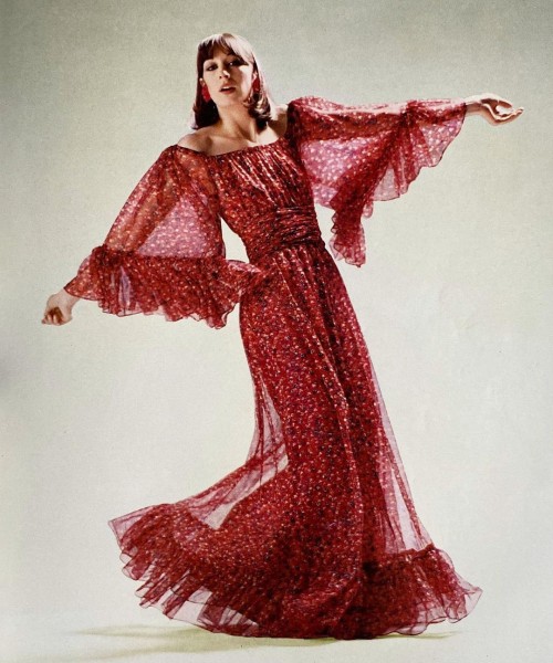 kitsunetsuki: Alfa Castaldi - Anjelica Huston for Pino Lancetti (Linea Italiana 1972)