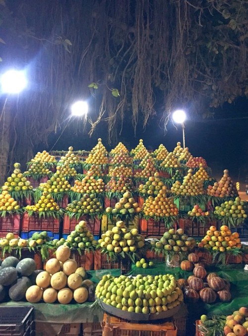 hinducosmos: Roadside Mango vendor on Dehradun-Delhi highway, India Roadside vendor selling 23 diffe