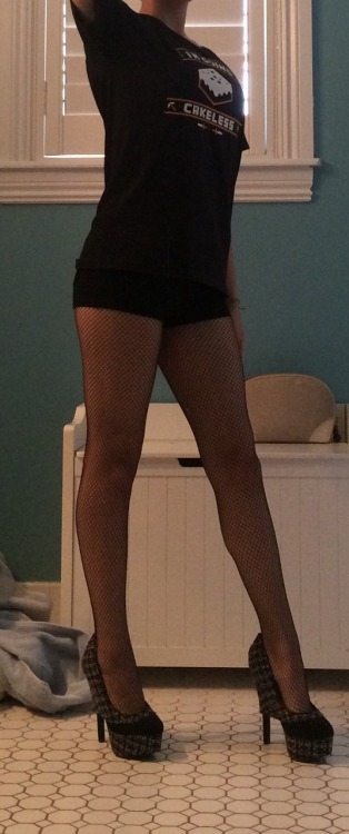 gavinfreeiskillingme:  Okay but really dieoxys fish nets + 5 inch heels make my legs look bomb no lie. Also rooster teeth shirt as fuck.