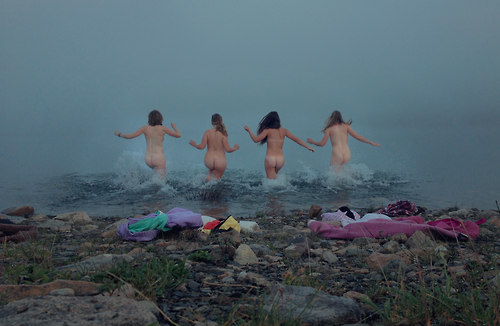 groupofnakedgirls: naturistelyon:Friends ! Want to see more groups of naked girls? Follow me on http