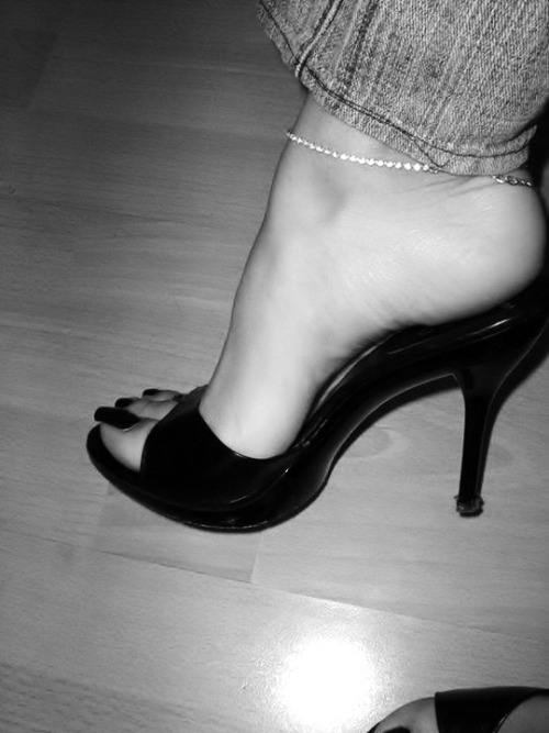 sir-noir: Los pies, una parte del cuerpo femenino que me encanta… y le doy la importancia que merece