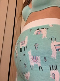 raventhunderthighs:  Belly like a bowling