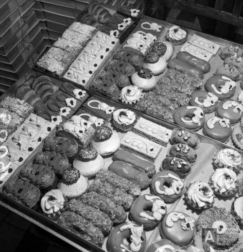 Cakes and pastries made by Bolshevik confectionery factory in Moscow. Photo by A. Cheprunov (1954)