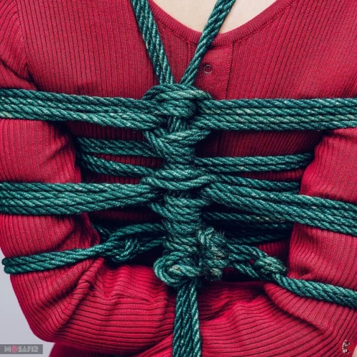 Red and green… Wool and jute… Md: @denjamy.#shibari #kinbaku #ropebondage#Mosafir #шиб