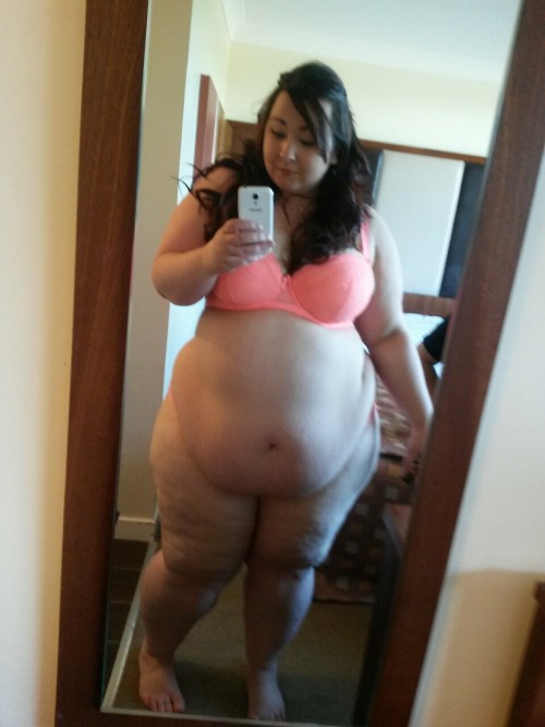 bbwholly:  Mirror selfie :)