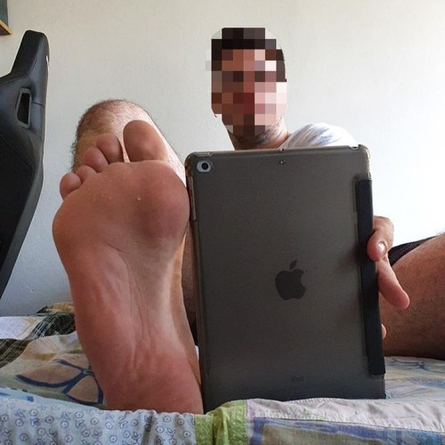 guyfeettoegasms: shoeburst:18US (via ed.size18) Wow, those are some big wide ass feet.