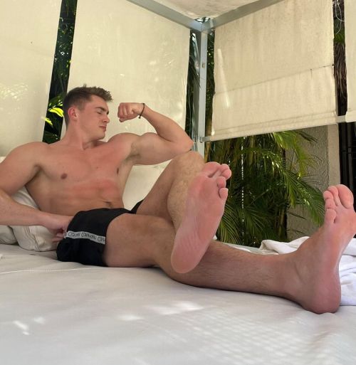 #guyfeet #gayfeetlove #gayfeet #gayfeetmaster #gaytrampling #gayfootmassage