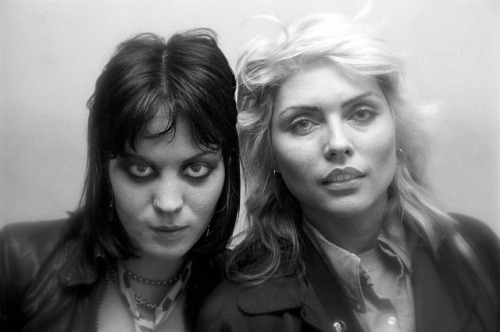 soundsof71:  “The Devil & The Angel (Joan Jett & Deborah Harry)” by Scott Weiner (Philadelphia, 1979). This is a phenomenal new scan from the photographer’s site – be sure to click to enlarge!