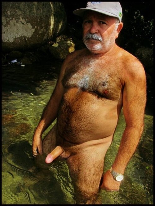 abuelosdemivida:myhairymaturemanlove:  😋   Así que todos deberíamos bañarnos