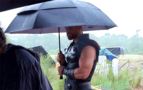 Chris Hemsworth Behind The Scenes Of Avengers: Infinity War
