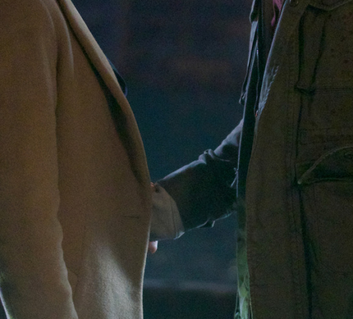 thexfiles:thexfiles:he’s touching her stomach let’s talk about itI TOLD YOU