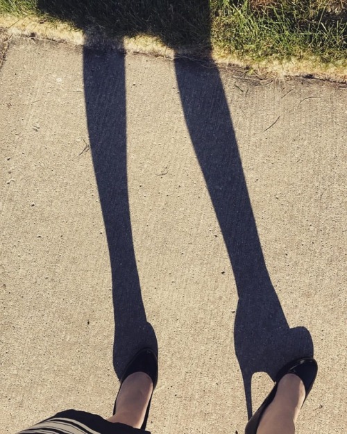 Thursday morning walk before work, loved the way my legs looked and the shadow of the heels #instal