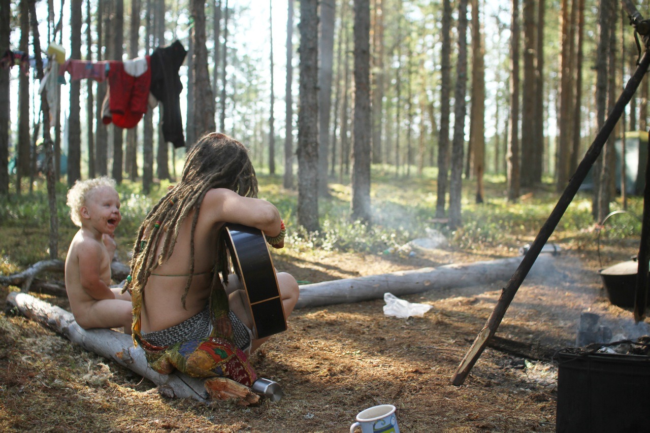travel-as-a-happy-hippie:  ~Let’s chill in my Hippie Van~ 