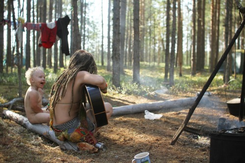 travel-as-a-happy-hippie:  ~Let’s chill in my Hippie Van~ 