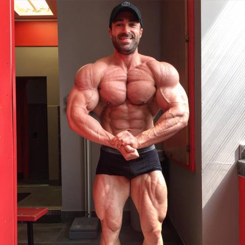 drwannabewannabe:  slickpenguin:Tommy Desbiens Tommy Desbiens…