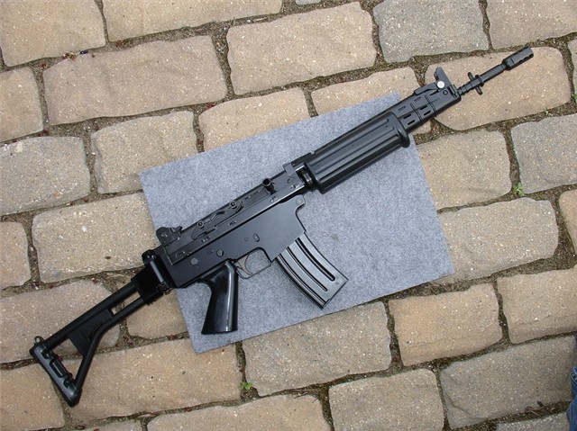 gunrunnerhell:  FN FNC Paratrooper A fairly rare 5.56x45mm rifle, it looks like the