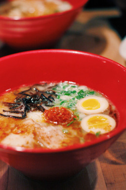 shelovesasianfood:  Tonkotsu Ramen (by thy